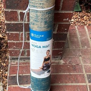 NWT GAIAM EVOLVE JUTE Yoga Mat. 5mm cushioned support in a non-slip texture.